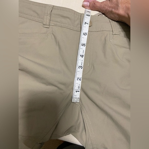 The North Face Woman’s Khaki Tan Hiking Shorts Size 2.  Quick Dry Fabric. - Picture 13 of 14